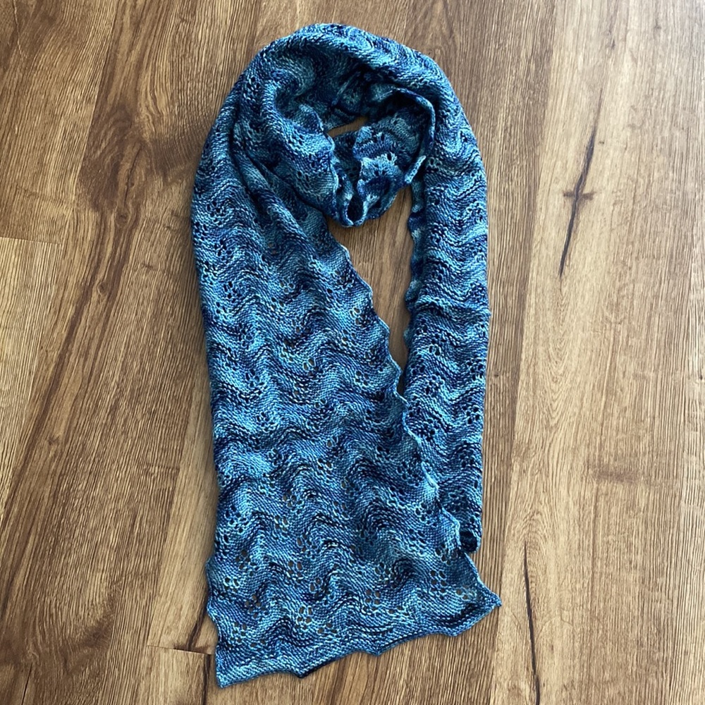 Handmade Variegated blue(s) wave/scallop design scarf 🧣